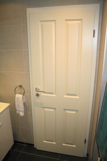 Ruhiges modern, möbliertes Appartement nähe Ostbahnhof – Badtüre