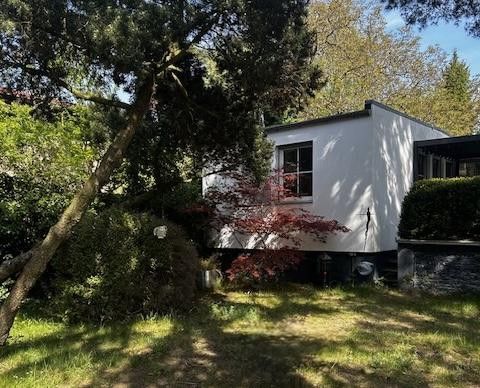 Haus im Bungalowstil als Fertigbau mit Pool, Nebengelass und großem Grundstück – Grundstück