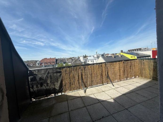 Mieszkanie ponad dachami Hof: Stylowe 3-pokojowe mieszkanie z dwoma balkonami i kuchnią w zabudowie - dostępne od zaraz - ok. 135m² – Foto 1