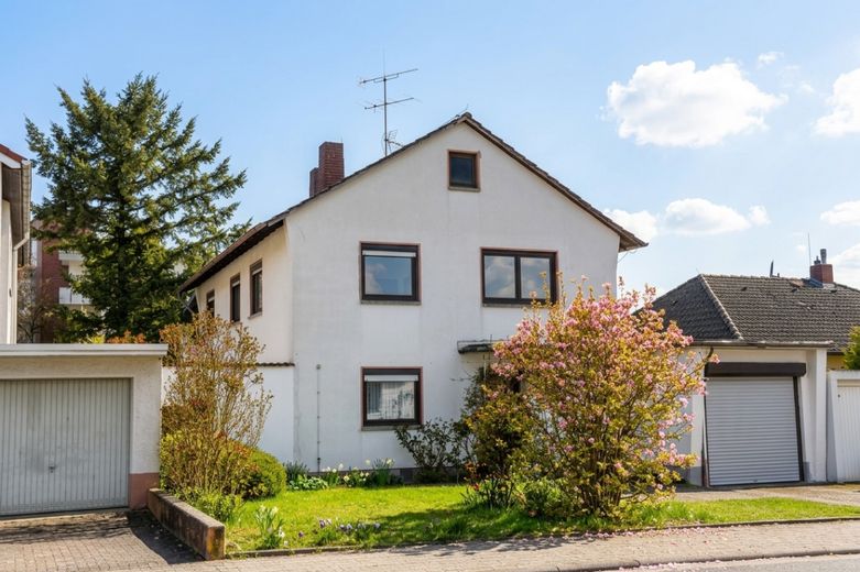 Freistehendes Zweifamilienhaus mit Pool und gewachsenem Garten – Hausansicht