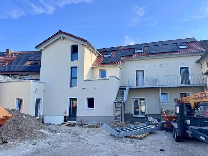 Erstbezug nach Kernsanierung | KfW55 EE | 61 m² | EG | Bahnhof 2 Min. | Bezugsfertig 10/2026 – Außenansicht Hof, Bauzustand
