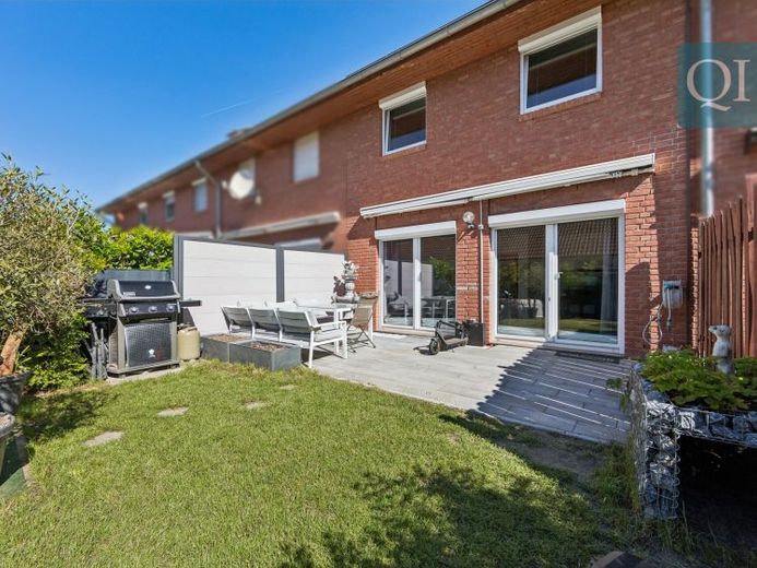 QI: Hämelerwald - Wellness alanı, PV sistemi, bahçesi ve carport'u bulunan modernize edilmiş sıra ev – Fotoğraf 1