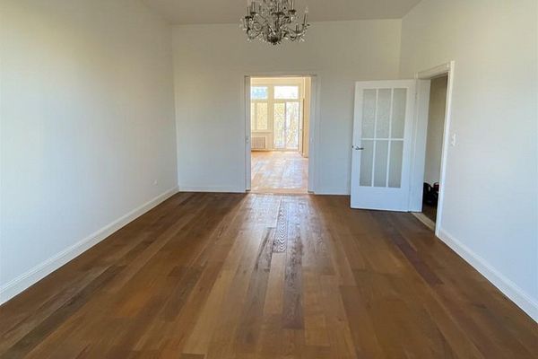 3-kamerwoning, oud gebouw met balkon en inbouwkeuken in Frankfurt am Main