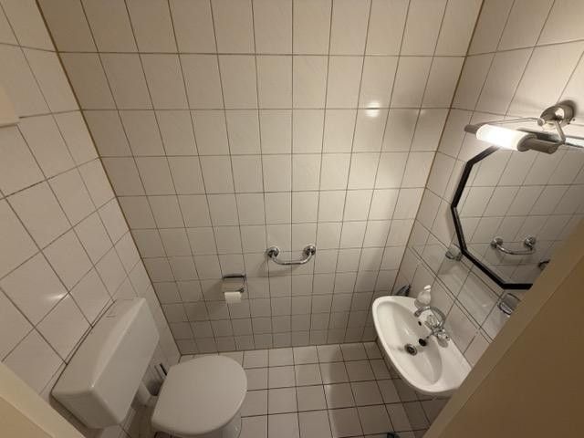 Modernes Familien-Reihenhaus in ruhiger Lage von Regensburg-Burgweinting – 3b_Gästetoilette