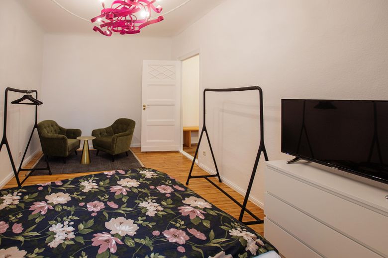 Stilvolle möblierte Altbauwohnung am Humannplatz / Stylish Furnished Apartment near Humannplatz – Wohnzimmer