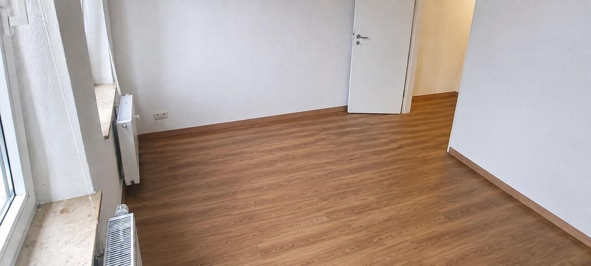 Uni-nahes 1-Zimmer-Apartment | inkl. Stellplatz | ab 15.10. – Wohnraum Blick zum Eingang