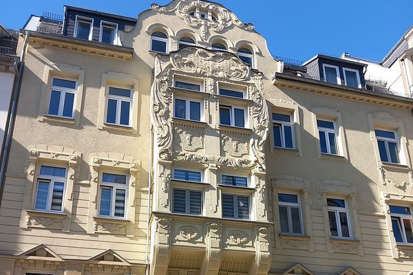 Spacious maisonette apartment in an Art Nouveau building with potential – directly in the center of Plauen