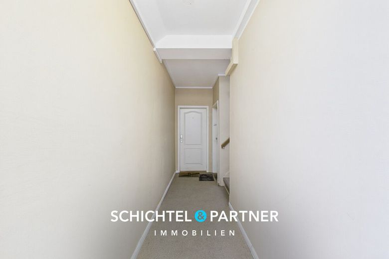 Vegesack | Mehrfamilienhaus mit Gewerbe, Garagen und großem Grundstück – S&amp;P | Hausflur