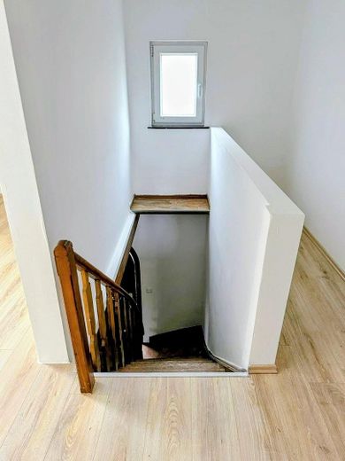 Schöne Wohngebäude mit zwei Wohnhäusern in Kaiserslautern-Erlenbach zum Verkauf – Treppen / Rechts
