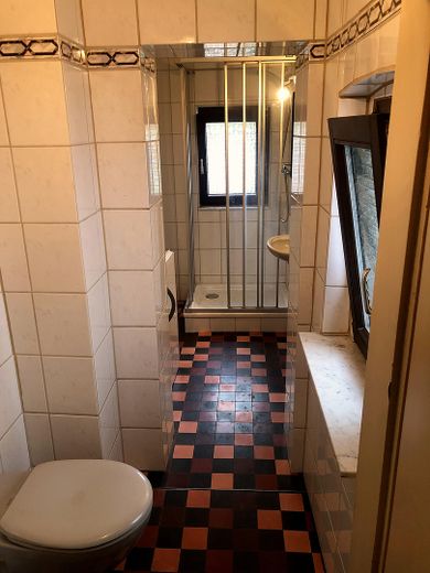 3-Fam.-Haus mit Wintergarten, großer Süd-Garten, viel Nutzfläche, erneuerbare Energien, Doppelgarage – Bad 2OG