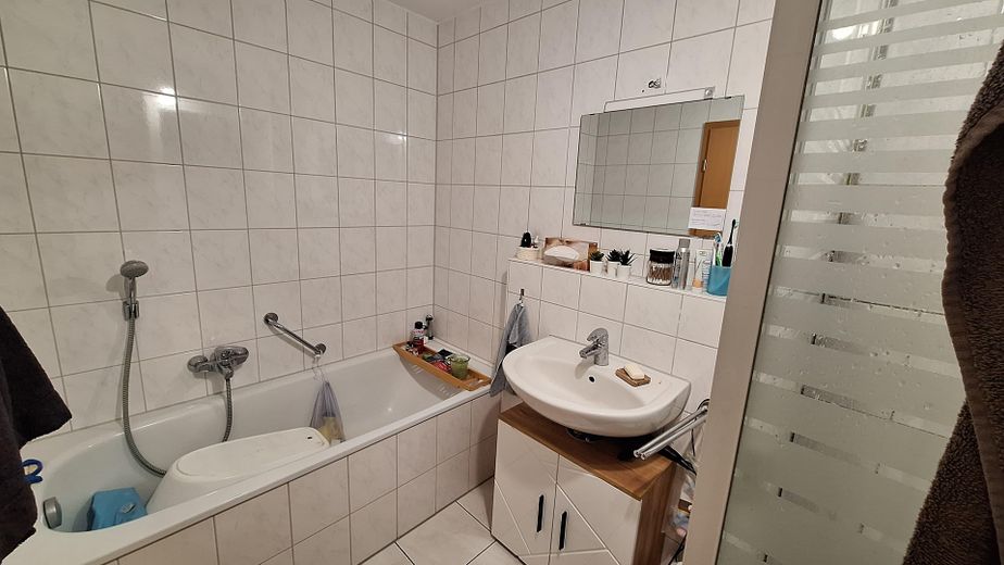 Provisionsfreie, energieeffiziente 3,5-Zimmer-Maisonette-Wohnung auf der Schillerhoehe in Marbach – Badezimmer (unten)- Badewanne-
