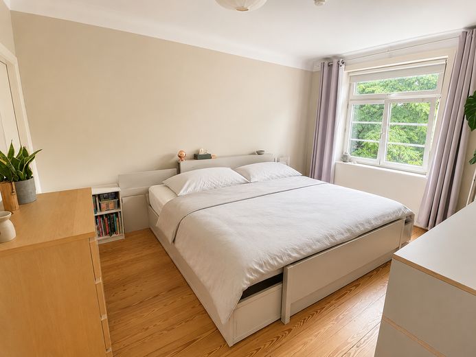 Schlafzimmer mit Ankleideraum