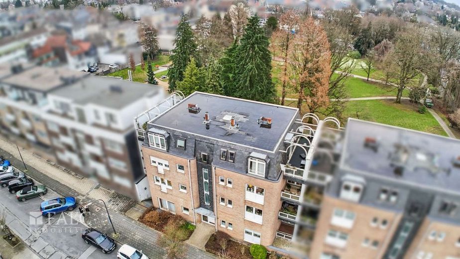 gemütliche Familienwohnung: 4 Zimmer mit Wintergarten, zwei Loggien &amp; Tiefgaragenstellplatz – Vogelperspektive