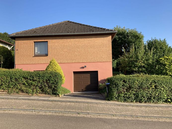 Charming detached house with a large garden in a quiet location on the edge of the forest (Wieterwald) – Straßenseite