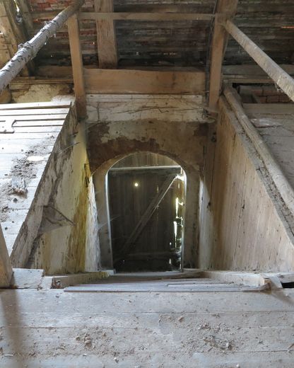 eines der letzten, erhaltenen SCHEUNENGUTSHÄUSER (mit 4-6 ha. Naturgrundstück) – 2 Treppenaufgänge z. Kornlager