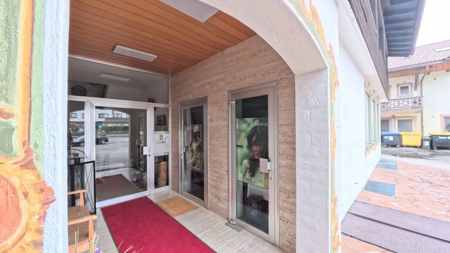 Teilbare Gewerbefläche mit 97 m², 2 Eingängen, Außenfläche und 2 Stellplätzen – Eingänge