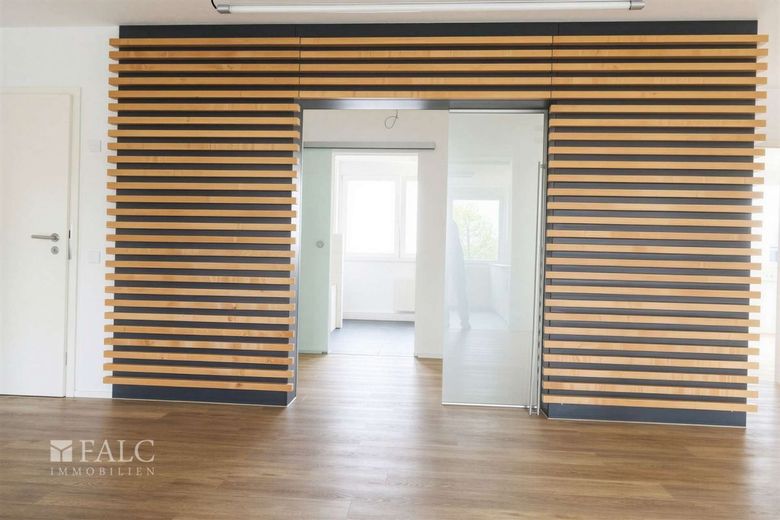Klimaanlage + Komfort auf 149 m² im 1. OG , 5 Zimmer, Doppelcarport, HG nur 430,- – Zum Bad + Ankleide