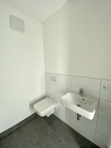 Ambizione urbana. Vivere nel verde. Esclusivo appartamento di 4 locali alle porte di Amburgo – Modernes Gäste-WC