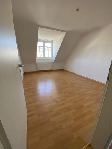 Sonnenglück- gemütliche 2-Zimmer-Dachgeschosswohnung mit Dachterrasse – Wohnzimmer