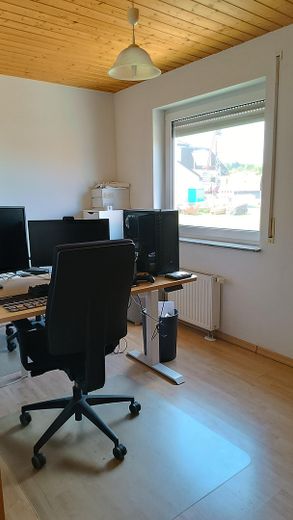 Komisyonsuz: Niefern-Öschelbronn’da bahçeli ikiz ev – Homeoffice OG