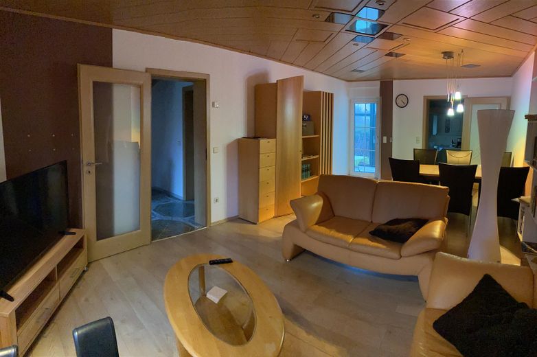 hochwertig saniertes Reihenhaus mit EBK, Wintergarten, provisionsfrei – Wohnzimmer