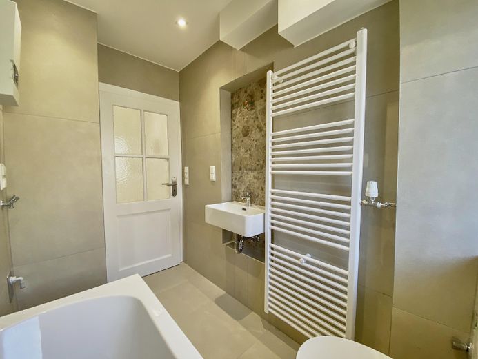 Kernsanierte, exklusive 3-Zimmer-Wohnung in Wiesbaden – Langenbeckstraße 4 – Badezimmer