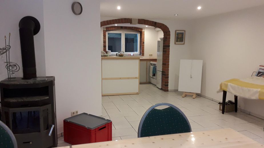 repräsentatives Zweifamilienhaus – Wohnzimmer m. Küche Tiefpart.