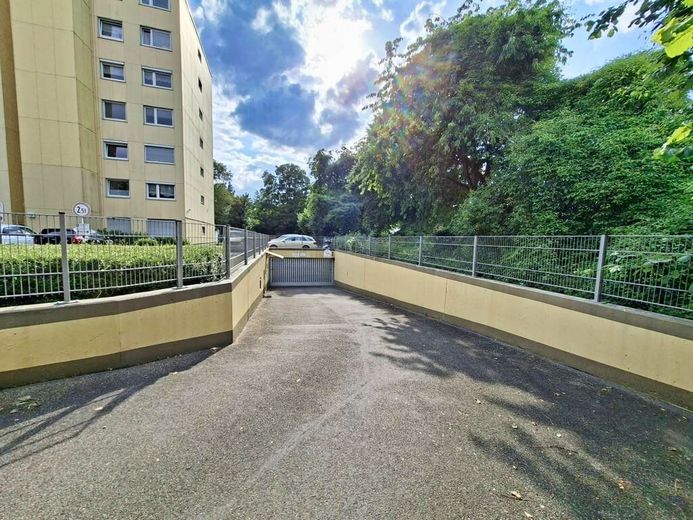 CITYHOUSE: Gepflegte 2 Zimmer Wohnung mit großem Balkon, Keller und TG Stellplatz in zentraler Lage – Zufahrt Tiefgarage