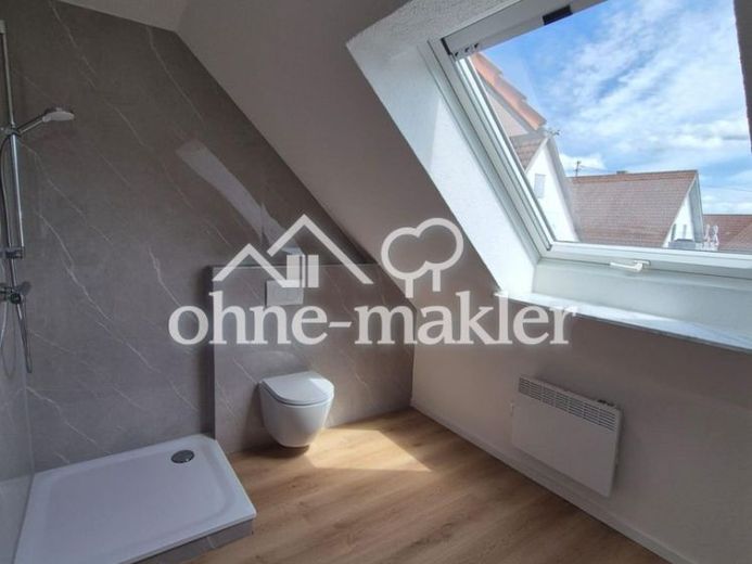 Appartement mansardé de 5 pièces fraîchement rénové | Balcon | Cuisine équipée | 85 m² | Jura souabe | sans commission – Photo 1
