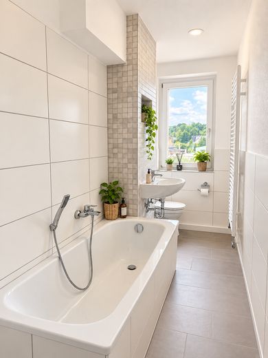 Appartamento di 3 locali completamente ristrutturato con ampio balcone e splendida vista a Thum – Referenzfoto Badezimmer 