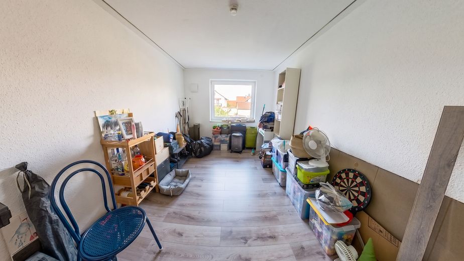 Modernisiertes Familienhaus mit Pool, Sauna, Flächenkühlung/Heizung, Smart Home & PV-Anlage – Zimmer