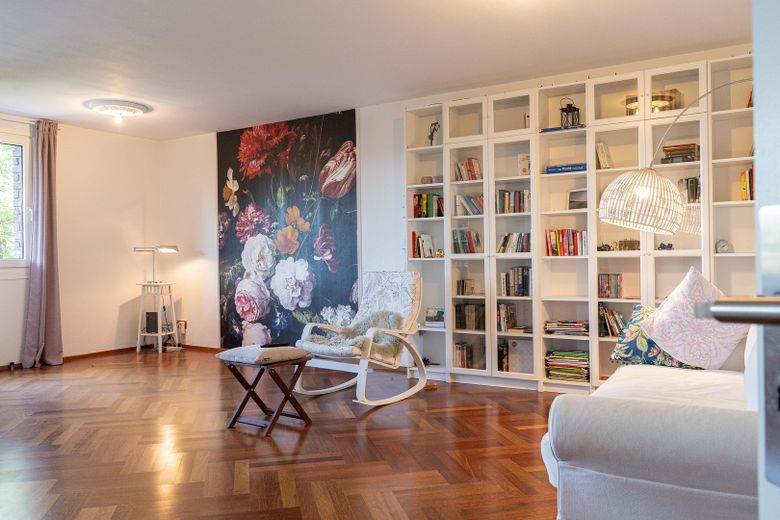Sin comisión, venta directa del propietario: luminoso apartamento de 4,5 habitaciones con terraza cerca del lago Unterbacher See – Wohnzimmer
