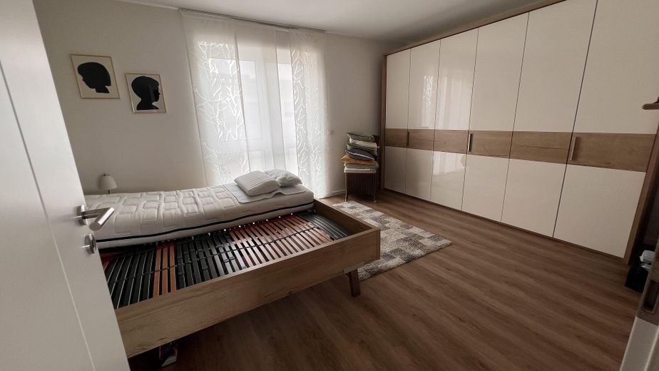 Teilmöblierte barrierearme 3 Zimmer Wohnung mit Balkon und Aufzug in ruhiger Lage – Schlafzimmer