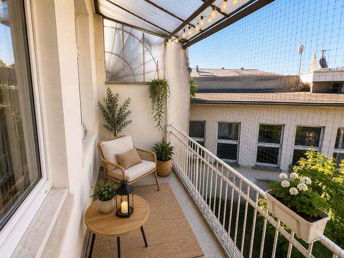 Frisch renovierte 2,5-Zimmer-Altbauwohnung mit Balkon in zentraler Lage von Solingen-Ohligs – Einrichtungsvorschlag KI-gen.