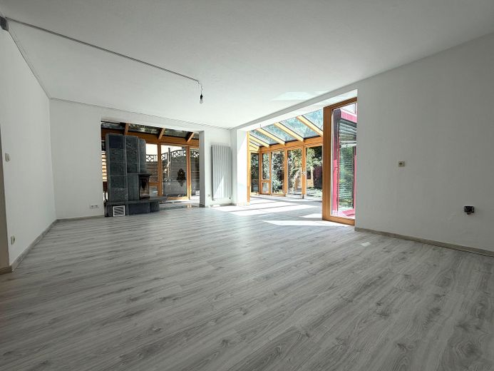 Bonita casa adosada con garaje y jardín * en Schweinfurt – Wohnzimmer