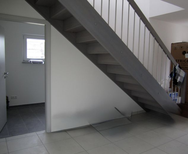 Stilvolles Wohnhaus in privilegierter Lage an der Ostsee in Hohe Düne – gerade Treppe zum Obergeschoss