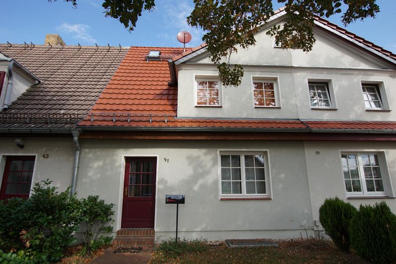 hochwertig saniertes Reihenhaus mit EBK, Wintergarten, provisionsfrei – Straßenansicht