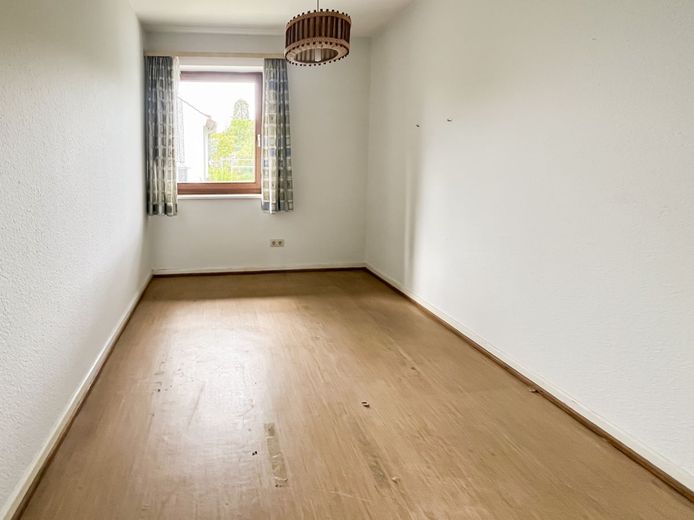 Sanierungsbedürftig, aber WOW! Unter Bodenrichtwert! DHH mit großem Garten in Wiesbaden Kohlheck! – Schlafzimmer 2