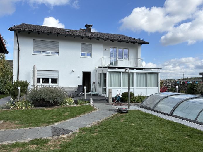 Beste Wohnlage und hochwertige Ausstattung, Garten Süd-West Ausrichtung mit Pool – Hausansicht Süden