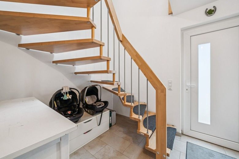 Energieeffizientes Familienhaus in Langenpreising mit großem Grundstück, Doppelgarage und PV-Anlage – Eingangsbereich