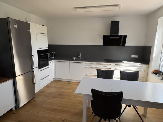 Pregiato appartamento di 3 locali nell’area Glashütte – parquet in rovere, cucina componibile, Smart Home, posto auto interrato – Küche
