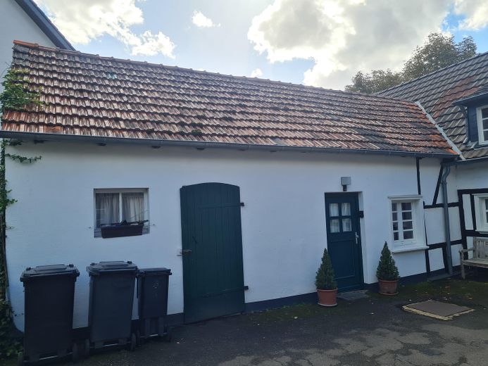 Historisches Fachwerk-Ensemble (Haupthaus + Nebengebäude + 2 Garagen) – Innenhof / Nebengebäude