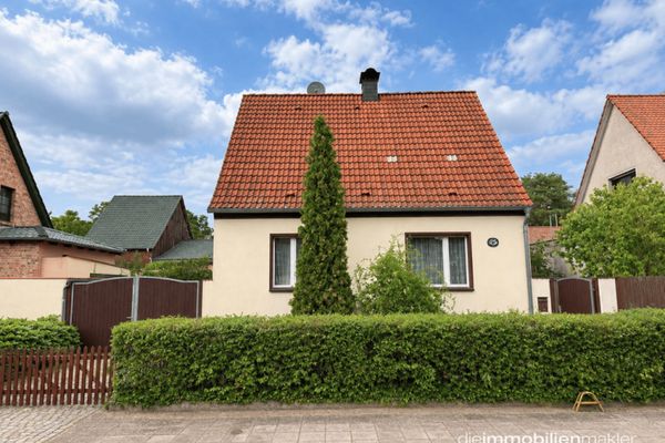 Solides Einfamilienhaus mit Garten