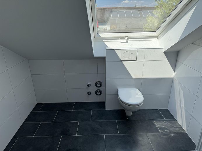 Sanierte 3-Zimmer-Dachgeschosswohnung mit Dachterrasse und Tiefgaragenplatz – Bad