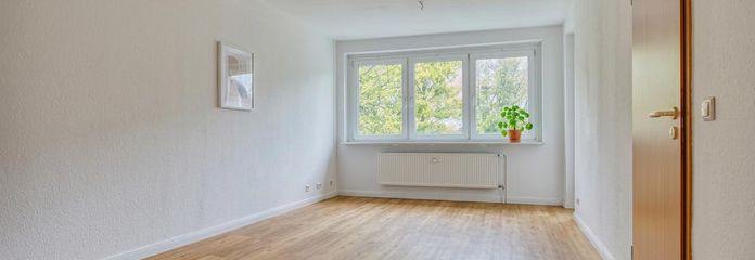 Erstbezug nach Sanierung: 4-Raum-Wohnung mit Einbauküche, Balkon & Autostellplatz – Wohnzimmer
