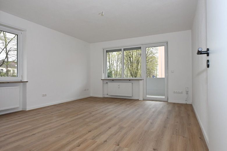 Hochwertig sanierte 2ZKB-Hochpaterre-Wohnung mit Balkon – Wohnzimmer