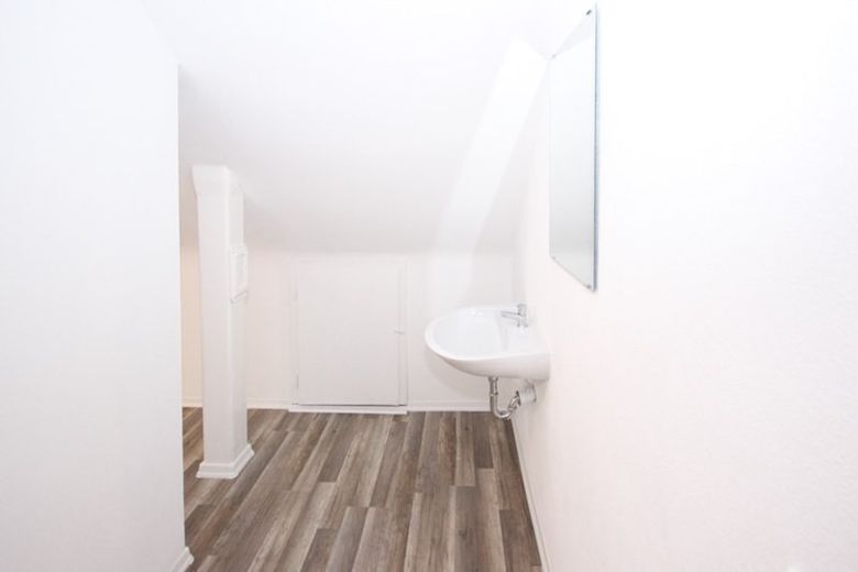 Inversión de capital: 5 habitaciones + plaza de aparcamiento, 8,5 % de rentabilidad bruta, potencial de ampliación del ático – Zimmer mit Waschbecken