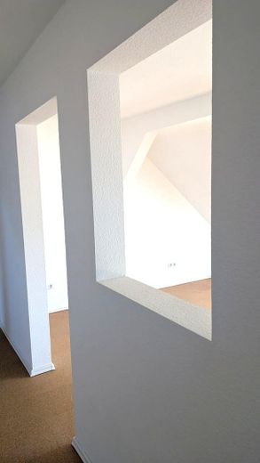 Mansardenwohnung – Blick aus der Diele ins Zimmer
