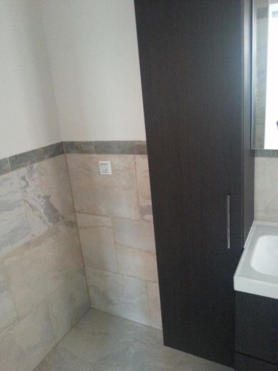 Badezimmer mit Schranksystem