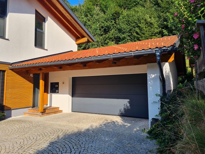 Detached house designed for two generations with mountain views in a sunny location – PRIVATE SALE – Garage und Hauseingang